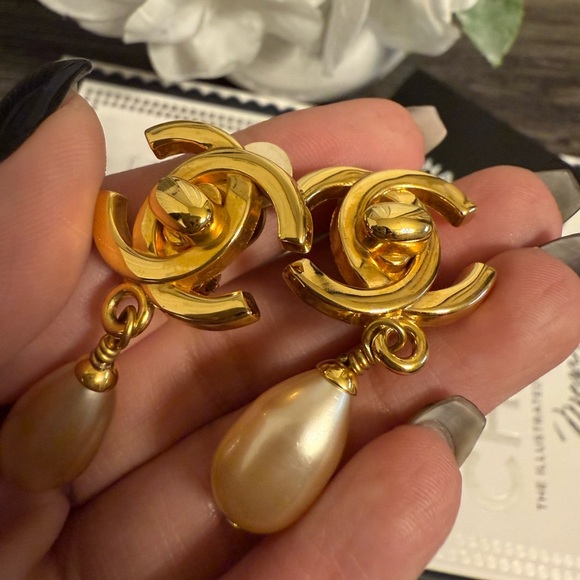 CHANEL Vintage Gold CC Turnlock Faux Pearl Clip On Earrings - Picture 8 of 9